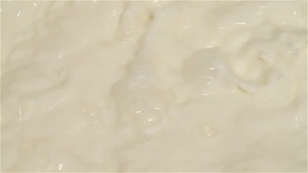 Décryptages Mouvement lent du lait mélangé dans une machine 