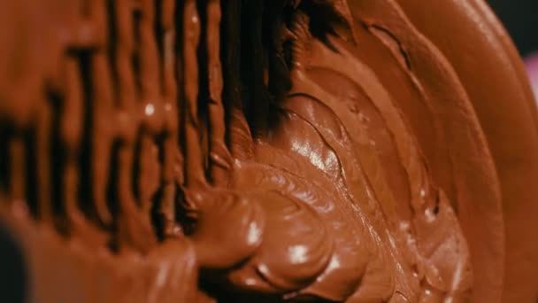 Close Van Industriële Productie Van Klassieke Italiaanse Dark Chocolate Ice — Stockvideo