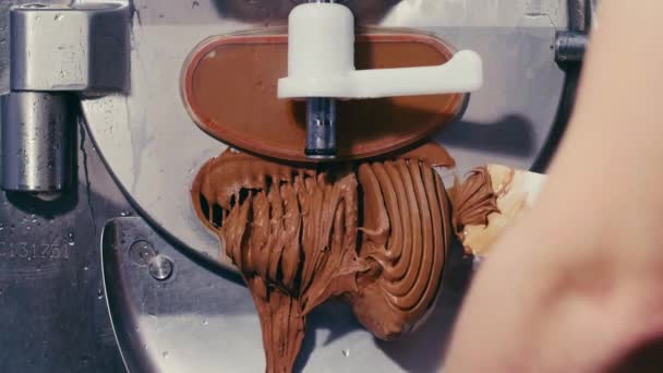 Крупный План Промышленного Производства Классического Итальянского Шоколадного Мороженого — стоковое видео