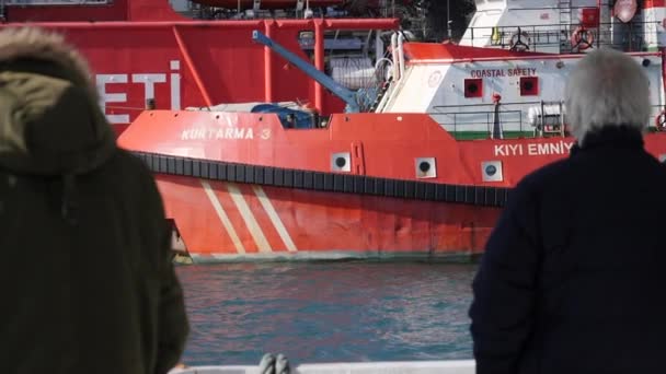 老人フェリーからトルコ沿岸警備隊のボートを見るボスポラス イスタンブール — ストック動画