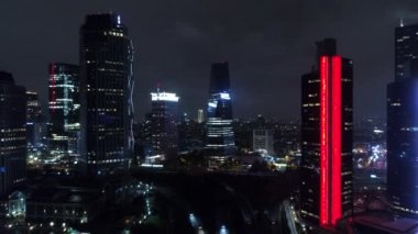 İstanbul 'da Gece Gökdelenleri: Aydınlanmış Binaların Hava Drone görüntüsü