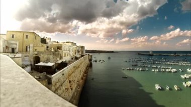 Otranto, İtalya 'nın Adriyatik kıyısında Puglia bölgesinde tarihi bir sahil kenti ve liman..