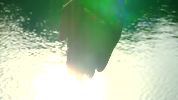 Närbild Shaman Hand Vid Vatten Meditation Ceremoni — Stockvideo