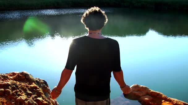 Şamanın Meditasyon Seremonisi Gölün Kenarında Dikilen Adam Talya Bauxite Otranto — Stok video