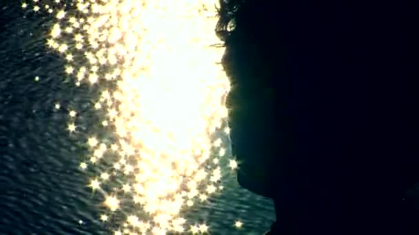 Церемонія Водної Медитації Шамана Людина Стоїть Біля Озера Співаючи Молячись — стокове відео