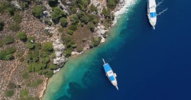 Tekneli Akdeniz Kıyısı, 360 derece Yukarı Aşağı Görünüm