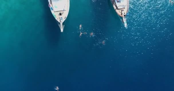 Turisti Che Nuotano Nel Mediterraneo Deep Blue Sea Aerial — Video Stock