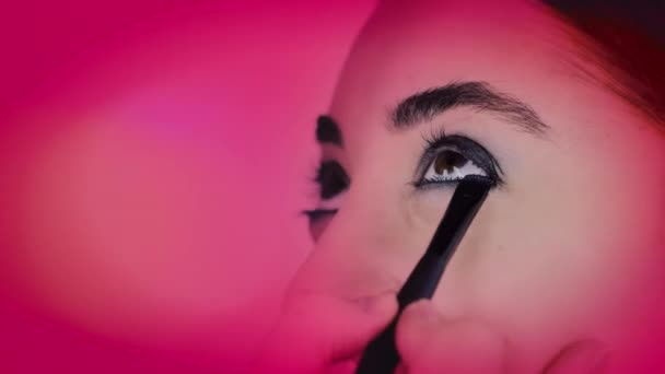 Elegante primer plano tiro de maquillaje con máscara en los ojos de las niñas — Vídeos de Stock