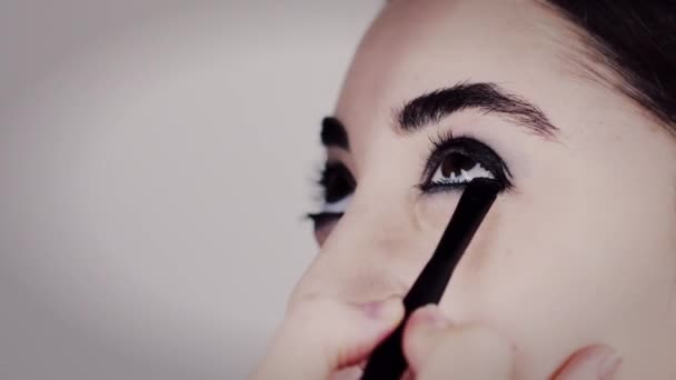 Close Up Shot of Makeup Using Mascara on Young Girls Eyes — Stock Video