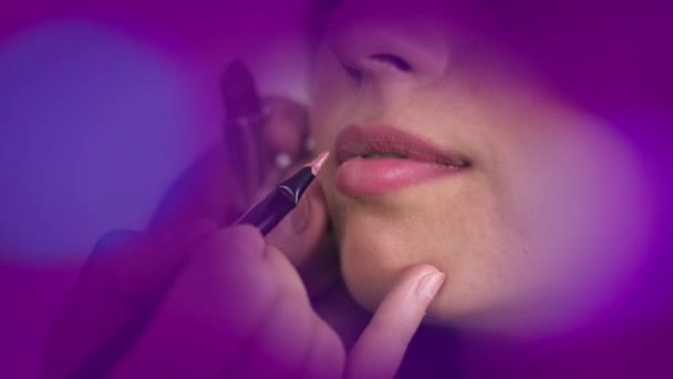 Elegante colpo da vicino di trucco Applicando il rossetto pennello sulle labbra delle giovani ragazze — Video Stock