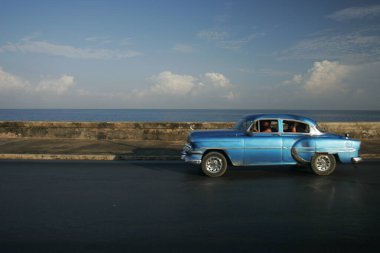 Eski Mavi Amerikan arabası Malecon Havana Küba 'da sürüyor 