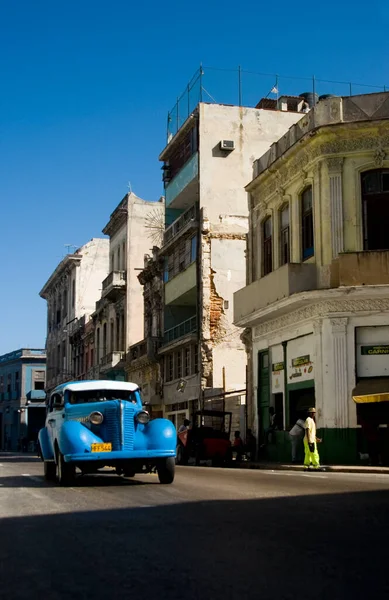 Old Blue American Car Οδήγηση Στο Malecon Αβάνα Κούβα — Φωτογραφία Αρχείου