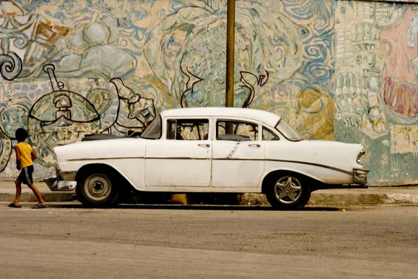 White Oldsmobile Havanna Med Graffiti Wall Kuba — Stockfoto