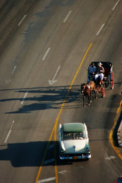 Velho Carro Americano Azul Dirigindo Malecon Havana Cuba — Fotografia de Stock