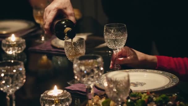 Homem derramando vinho branco em uma mesa de jantar elegante — Vídeo de Stock