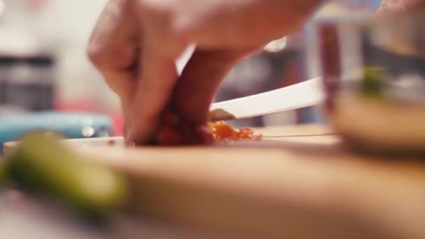 Close Up of Stir Frying Shiitake Houby na pánvi — Stock video