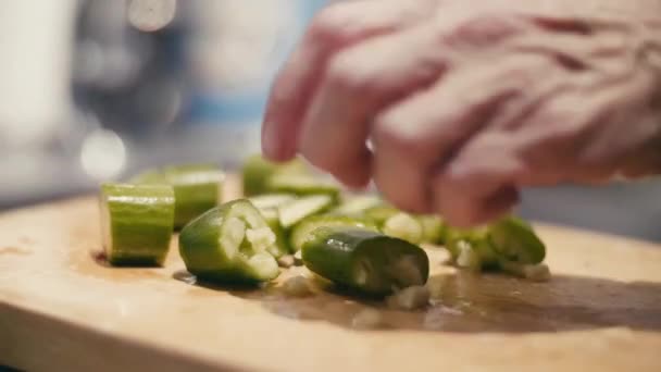 Home Koken close-up van snijden en verpletteren verse komkommers — Stockvideo