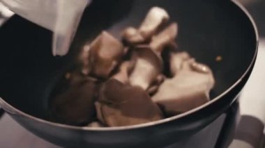 Kızarmış Şiitake Mantarlarını Kızartma Tavasında Yakın Çekim