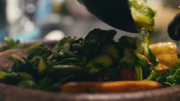 브뤼셀 에서 음식을 준비하는 일을 가까이 서 요리함 — 비디오