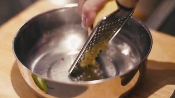 Close-up van chef-kok raspen gember — Stockvideo