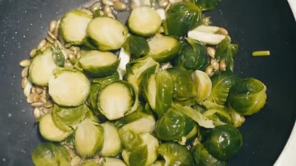 Close Up of Brussels Sprouts Refogado em uma frigideira câmera lenta — Vídeo de Stock
