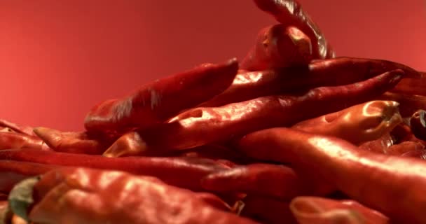 Extreme Macro Shot van Red Hot Chili pepers roterende rode achtergrond — Stockvideo