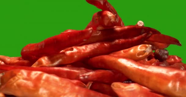 Extrémní makro záběr červené horké chilli papričky rotující zelené obrazovky — Stock video