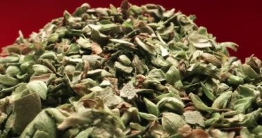 Kurutulmuş Oregano Ekstrem Macro Çekimi Dönen Kırmızı Arkaplan
