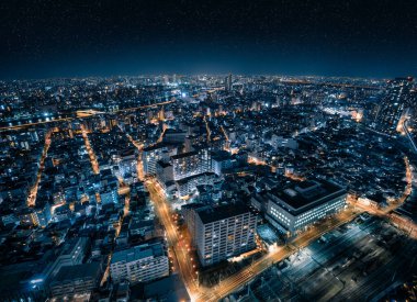 Tokyo, Japonya 'nın Sumida ilçesinde Yıldızlı Gece Gökyüzü ile Geleceğin Gökyüzü Çatı Manzarası