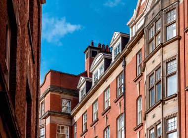 Geleneksel İngiliz Kırmızı Tuğla Mimarisi Cephesi Newcastle 'da Blue Sky' ın altındaki cadde boyunca Tyne, İngiltere