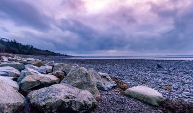 Magenta Sky, County Down, Kuzey İrlanda ile Renkli Gün Batımı Altında Huzur ve Huzurlu İrlanda Sahil ve Denizi
