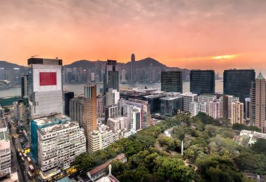 Hong Kong, Kowloon 'da canlı bir günbatımı altında Tsim Sha Tsui Skyline Panoramik Manzarası