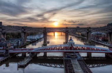 River Tyne 'daki Iconic Yüksek Seviye Köprüsü. Dusk, Newcastle, İngiltere' deki Renkli Güneş Işığı altında.