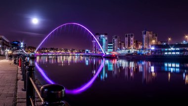 Açık Gece Gökyüzü Altında Dolunay Altında Zarif Milenyum Köprüsü, Tyne, İngiltere 'de Newcastle