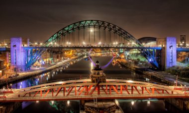 Iconic Tyne Köprüsü ve Tyne Nehri 'nin Ay Işığı ve Açık Gece Gökyüzü altında, Newcastle UK Panoramik Manzarası