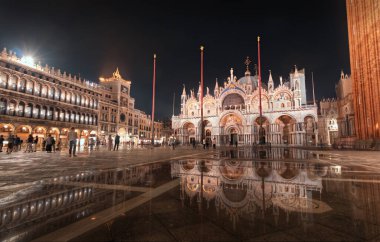 Romantik Piazza San Marco ve Basilica 'nın Güzel Yansımaları Gece, Venedik, İtalya