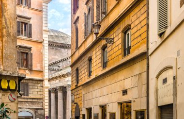 Roma, İtalya 'da Pantheon' un arka planında Rustik ve Geleneksel İtalyan Sokakları