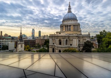 Sir Christopher Wren 'in İkonik St Paul Katedrali ve günbatımında şehir silueti, Londra, İngiltere, İngiltere
