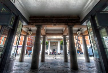 Covent Garden 'daki Simetrik Koridor ve Sütunların Sokak Fotoğrafları, Yürüyen Çiftler, Londra, İngiltere