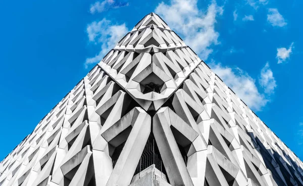 Dystopian Totalitarian Brutalist Concrete Structure Blue Clear Sky Tomada Centro — Fotografia de Stock