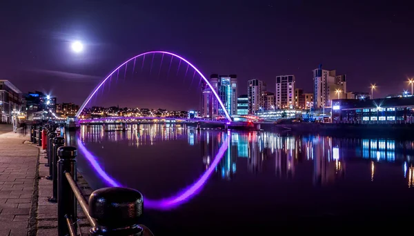 Elegant Millennium Bridge Clear Night Sky Full Moon Newcastle Tyne — Stock Photo, Image