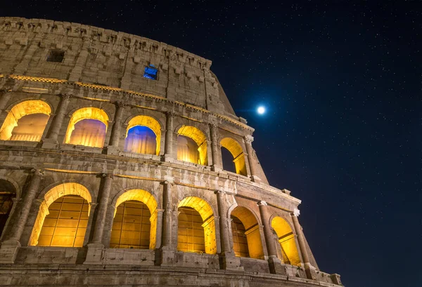 Римский Колизей Подсвечивающийся Ночью Яркую Полную Луну Звездный Свет Риме — стоковое фото