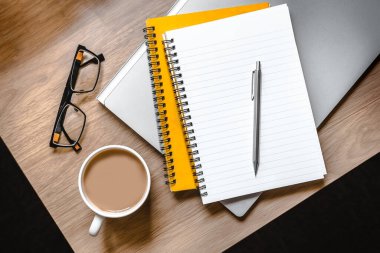 WFH - Bilgisayarlı, Not Defterli, Gözlüklü ve Çay Kadehli Ev Flatlay Fotoğrafı