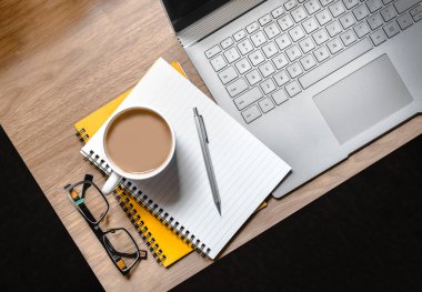 WFH - Bilgisayarlı, Not Defterli, Gözlüklü ve Çay Kadehli Ev Flatlay Fotoğrafı