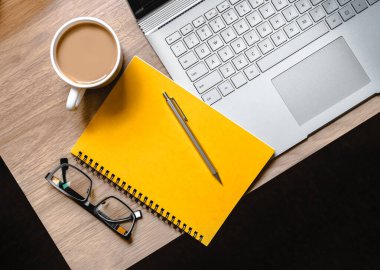 WFH - Bilgisayarlı, Not Defterli, Gözlüklü ve Çay Kadehli Ev Flatlay Fotoğrafı