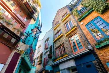Covent Garden, Londra 'daki Sabah Mavi Gökler Altında Geleneksel Renkli Evlerin Geniş Açı Görünümü