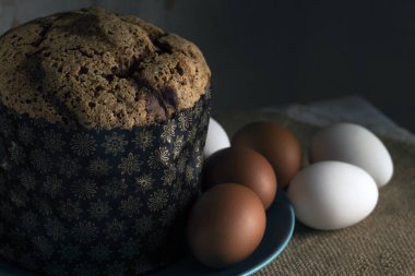 2 yumurtalı Paskalya pastası.