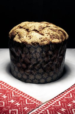 Paskalya pastası desenli bir masa örtüsü üzerinde