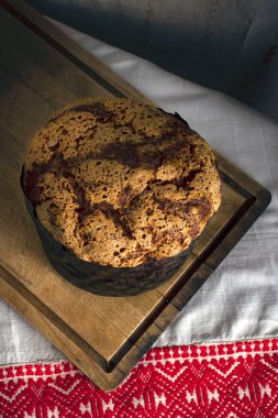Tahta üzerinde Paskalya pastası ve desenli masa örtüsü 2