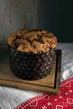 Tahta üzerinde Paskalya pastası ve desenli masa örtüsü